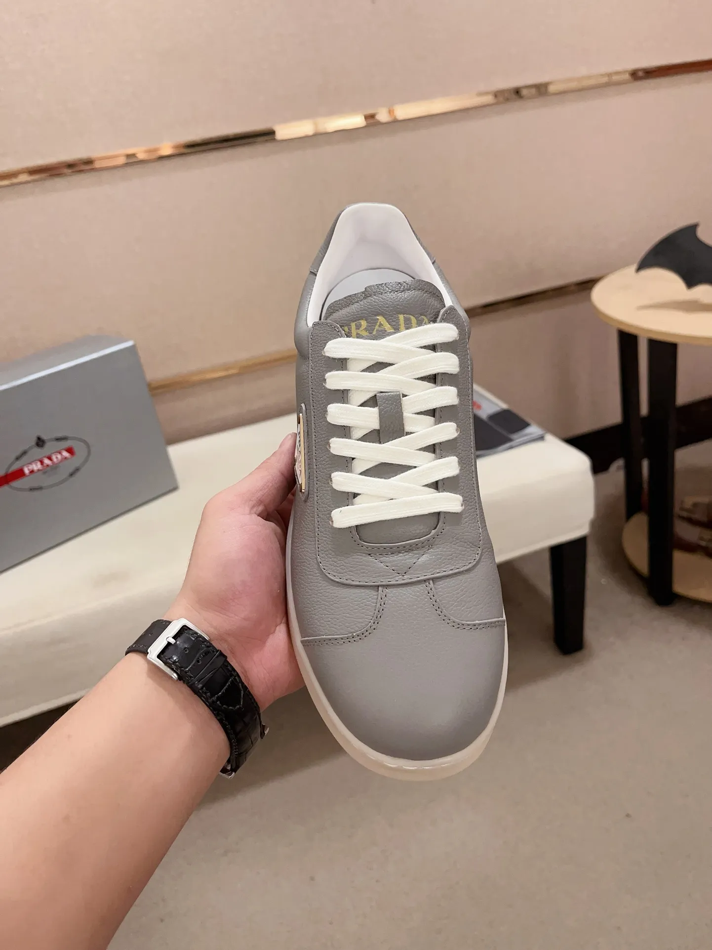 Men's Men's Shoes 💰 500💰 ✔️✔️✔️Higher version High-quality new PRADA (Prada) counters are launched simultaneously. The new men's shoes and 😘fabrics are made of high-tech glue-making technology. Lining: Full cowhide lining. 👍🏿 High-end ☄️ air-cushion molded anti-slip rubber outsole, exquisite lines, simple and elegant, comfortable and high-end for leisure travel. Code number: 38 to 44 (45 can be customized and cannot be returned or exchanged)